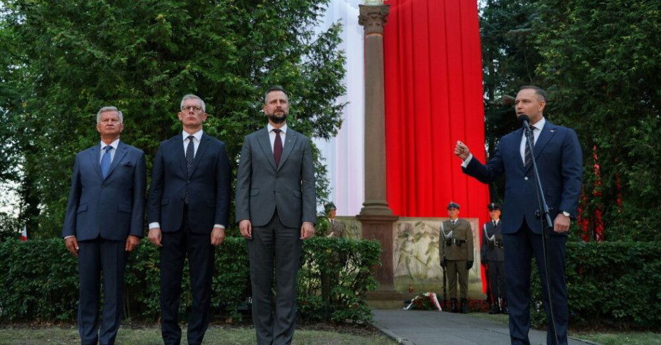 zdjęcie: Prezydent, szef MON i najważniejsi dowódcy oddali hołd bohaterom Bitwy Warszawskiej 1920 r. / fot. PAP