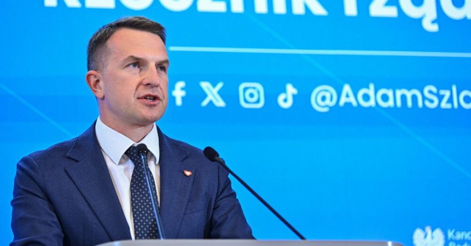 zdjęcie: Szłapka: nie jest w żadnej mierze kwestią rządu to jak będzie wyglądało złożenia ślubowania przez sędziów TK / Warszawa, 08.04.2026. Rzecznik rządu Adam Szłapka na konferencji prasowej po posiedzeniu Rady Ministrów, 8 bm. w KPRM w Warszawie. (mr) PAP/Piotr Nowak