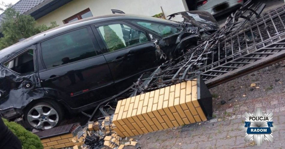 zdjęcie: Wjechał w ogrodzenie / fot. KMP w Radomiu