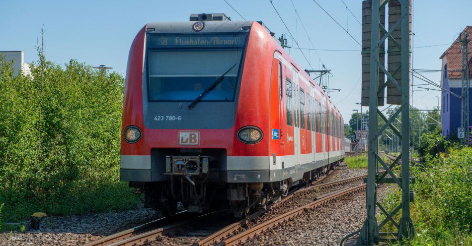 zdjęcie: Awaryjne zatrzymanie pociągu z nietrzeźwym podróżnym, który pod opieką miał małoletnie dziecko / v6658971