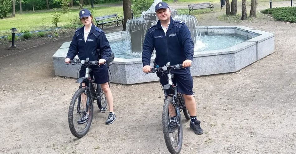 zdjęcie: Policjanci na rowerach patrolują uzdrowisko / fot. KPP Aleksandrów