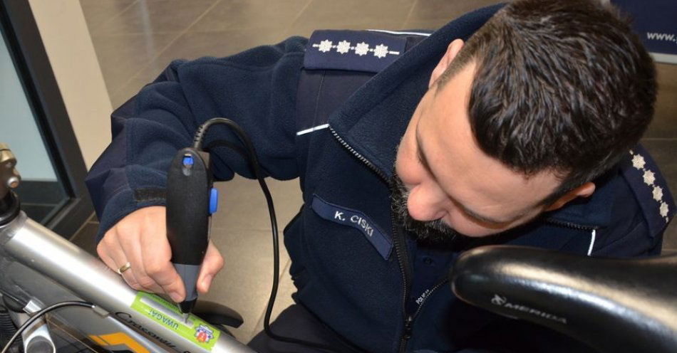 zdjęcie: Nie daj szansy złodziejowi, weź udział w programie prewencyjnym gdańskich policjantów Oznakuj rower / fot. KMP w Gdańsku