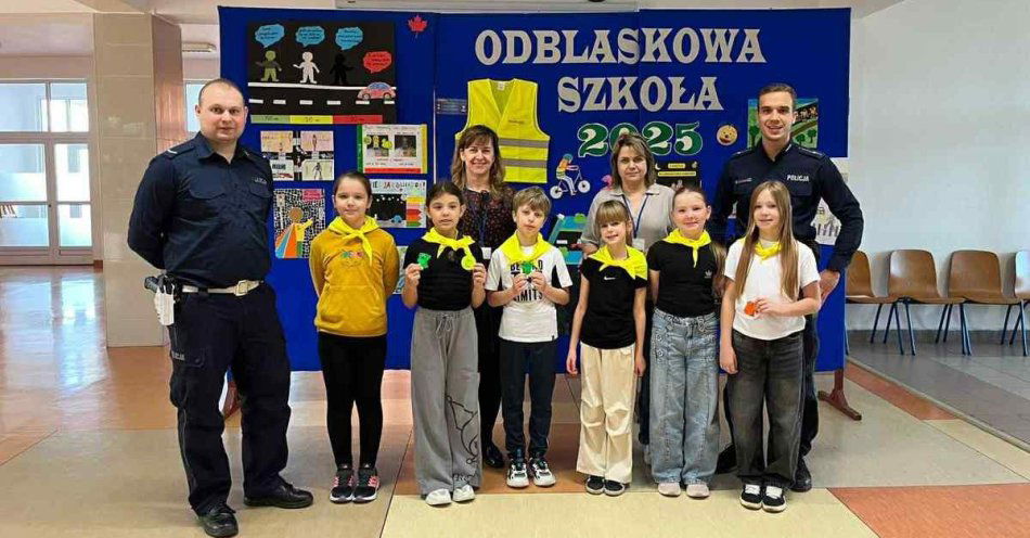 zdjęcie: Policjanci uczą dzieci bezpieczeństwa i odblasków / fot. KPP w Przasnyszu