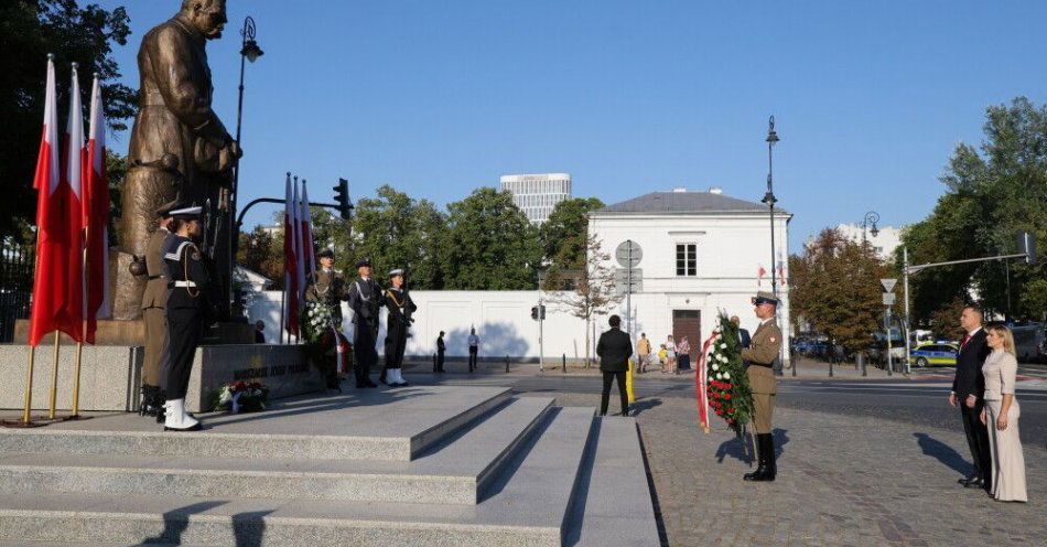 zdjęcie: Prezydent złożył wieniec przed pomnikiem marszałka Józefa Piłsudskiego przy Belwederze / fot. PAP