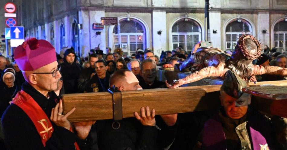 zdjęcie: Abp Galbas: każda droga krzyżowa jest drogą nadziei / Warszawa, 03.04.2026. Metropolita warszawski abp Adrian Galbas (L) podczas Centralnej Drogi Krzyżowej na ulicach Warszawy w Wielki Piątek, 3 bm. (aldg) PAP/Radek Pietruszka