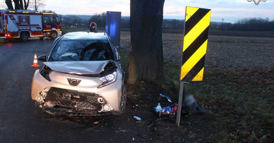 zdjęcie: Toyotą uderzyła w drzewo w Ziemięcicach. Kierująca w szpitalu / fot. KPP w Tarnowskich Górach
