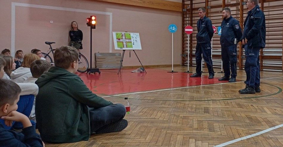 zdjęcie: Uczniowie z Sienna i Jaworu Soleckiego ćwiczyli bezpieczną drogę / fot. KPP w Lipsku