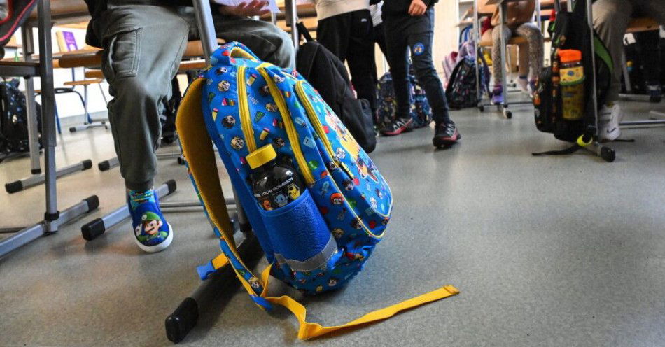 zdjęcie: MEN zrezygnowało z prac nad zaostrzeniem przepisów o frekwencji w szkołach / Dobra (pow. policki), 01.10.2025. Ogólnopolski Dzień Tornistra – z tej okazji pracownicy WSSE w Szczecinie ważyli tornistry w Publicznej Szkole Podstawowej im. Konstantego Ildefonsa Gałczyńskiego w Dobrej, 1 bm. (amb) PAP/Marcin Bielecki