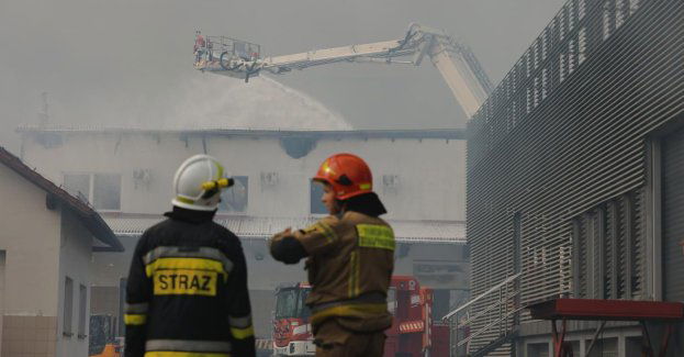 Pożar hal produkcyjnych w Malcu opanowany; trwa dogaszanie