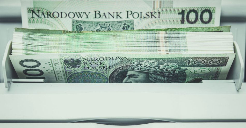 zdjęcie: Młoda kobieta oszukana metodą „na pracownika banku” / v24532596