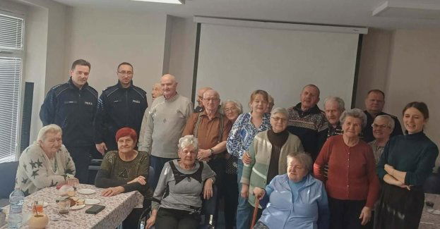 Dzielnicowi uczcili Dzień Babci i Dziadka w Drzewicy