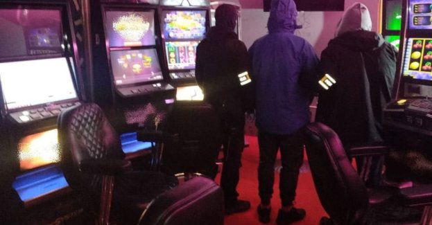 Nielegalne automaty i narkotyki w lokalu w Suchedniowie