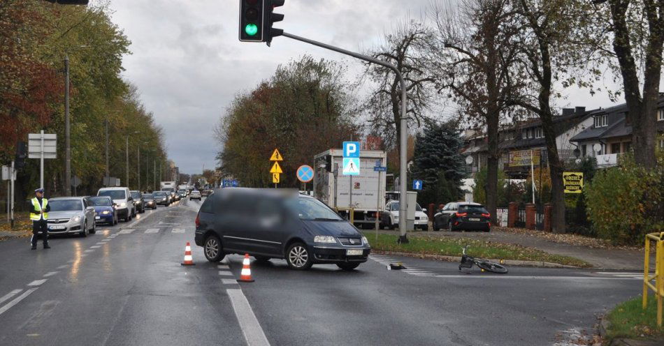 zdjęcie: Policjant w drodze na służbę udzielił pomocy poszkodowanemu w wypadku rowerzyście / fot. KPP w Garwolinie