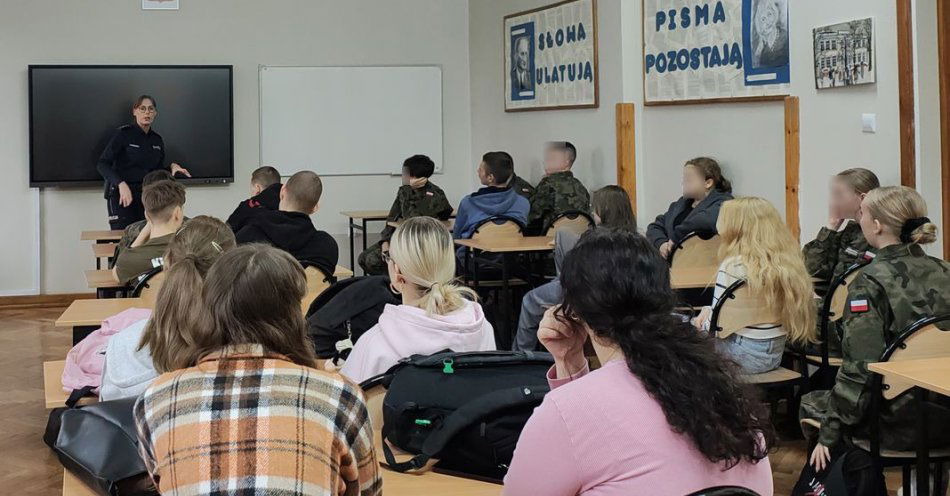zdjęcie: Policja w Łęczycy uczy młodzież o odpowiedzialności i przemocy / fot. KPP w Łęczycy