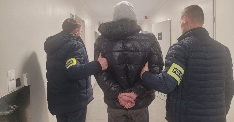 zdjęcie: Porzucone auta w lesie i 30 g narkotyków zatrzymały dwudziestolatka / fot. KPP Nowy Tomyśl