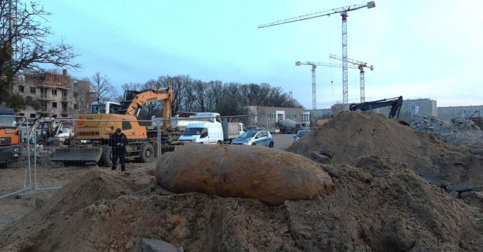 zdjęcie: Niewybuch znaleziony podczas prac ziemnych przy ul. Białowieskiej we Wrocławiu powodem ewakuacji pracowników pobliskiej budowy oraz osób znajdujących / fot. KMP w Wrocławiu