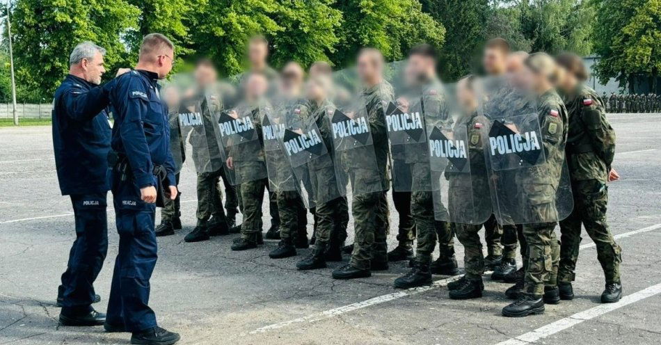 zdjęcie: Elbląscy policjanci szkolą żołnierzy, którzy będą służyć na wschodniej granicy / fot. KMP w Elblągu