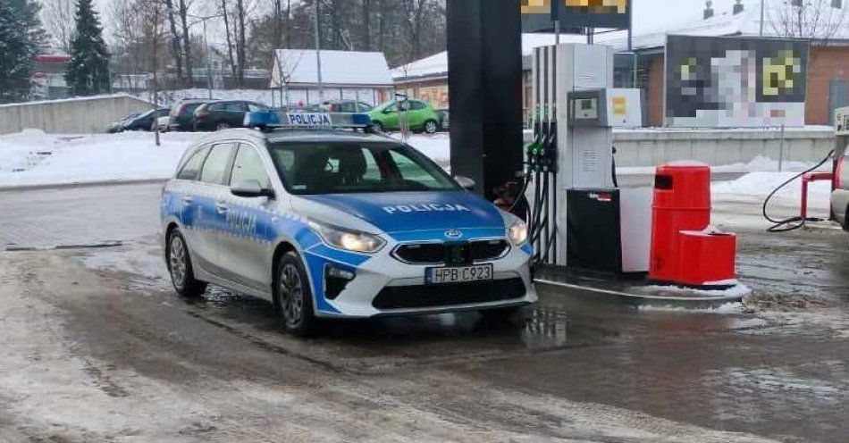 zdjęcie: Nietrzeźwy, bez uprawnień, pojazdem niedopuszczonym do ruchu przyjechał na stację po alkohol / fot. KPP w Trzebnicy