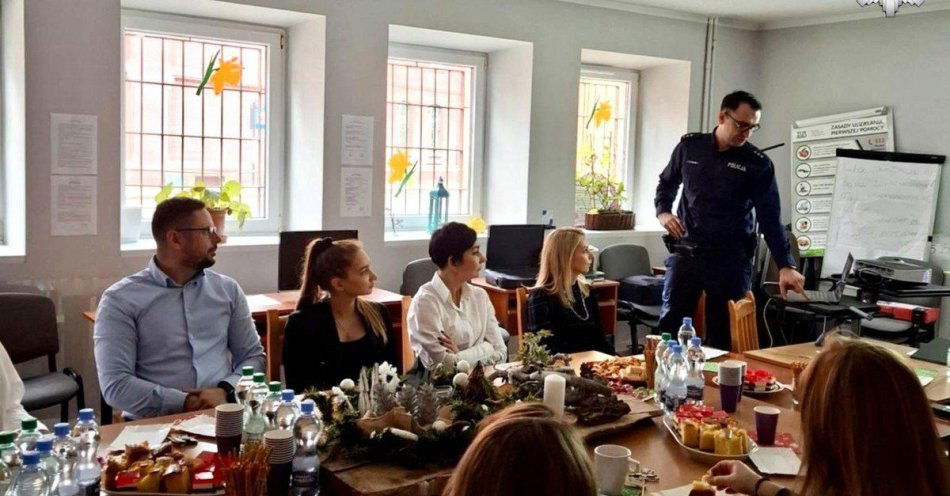 zdjęcie: Policja i MOPS zacieśniają współpracę na rzecz bezpieczeństwa / fot. KMP w Sosnowcu