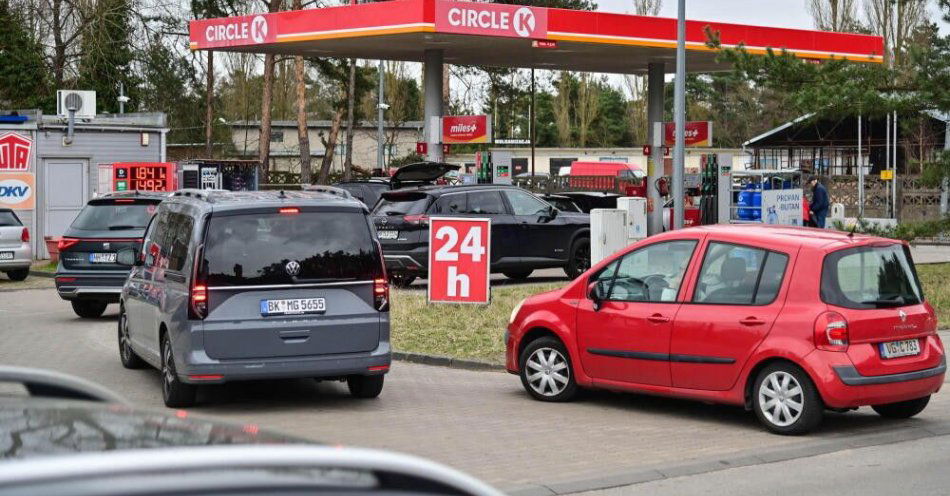 zdjęcie: Kolejki niemieckich kierowców na stacjach benzynowych w Świnoujściu / Świnoujście, 03.04.2026. Masowe zakupy paliwa przez obywateli Niemiec w Świnoujściu, 3 bm. Zjawisko jest efektem znaczących różnic w cenach między Polską a Niemcami (sięgających nawet ok. 2 zł na litrze). Sytuacja ta powoduje duże kolejki na stacjach benzynowych i obawy o dostępność paliwa dla mieszkańców. (mb/dw) PAP/Marcin Bielecki