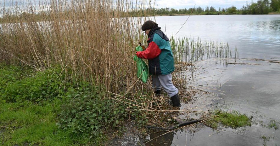 zdjęcie: Naukowcy obliczą trasę rozprzestrzeniania się plastikowych śmieci w rzekach / fot. PAP