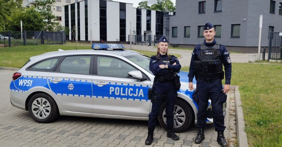 zdjęcie: Policjanci wynieśli  kobietę z płonącego mieszkania- „To nasza służba, nie bohaterstwo
