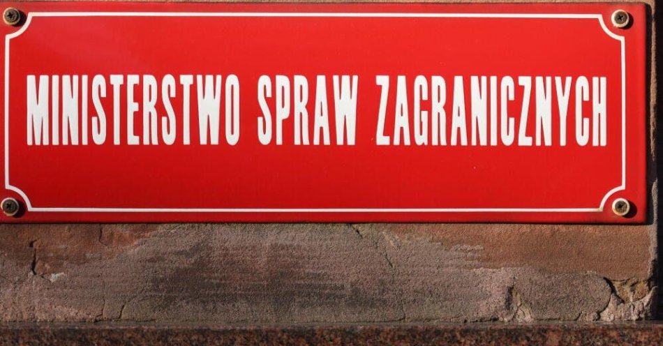 zdjęcie: MSZ: nie ma informacji, by obywatele RP w Wenezueli potrzebowali pomocy; placówka w Caracas bezpieczna / Warszawa, 26.11.2024. Tabliczka informacyjna 