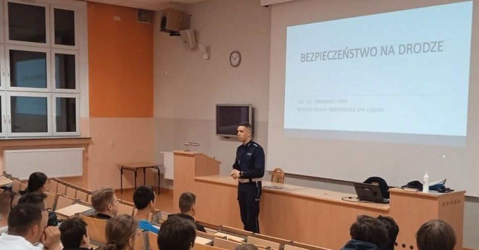 zdjęcie: Policjant ruchu drogowego spotkał się z młodzieżą, która chce zdawać egzamin na prawo jazdy / fot. KPP w Lęborku