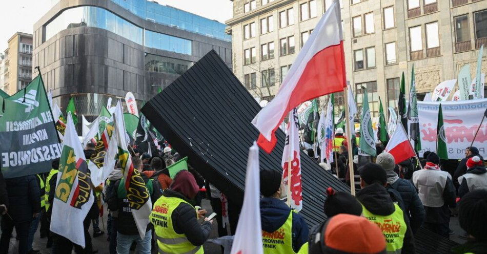 zdjęcie: Związkowcy protestują w Warszawie przeciwko likwidacji elektrowni węglowych / fot. PAP