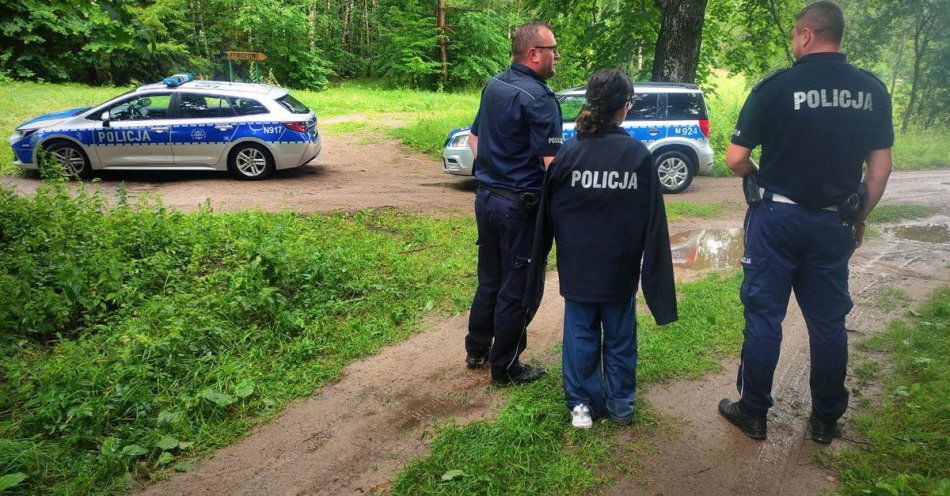 zdjęcie: Zdezorientowaną nastolatkę na mokradłach lasu odnaleźli policjanci / fot. KPP w Bytowie