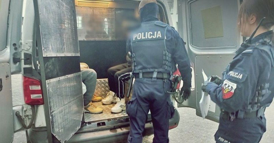 zdjęcie: Troje sprawców kradzieży sklepowych w rękach policjantów pierwszego komisariatu, w tym dwie 13-latki / fot. KMP w Wałbrzychu