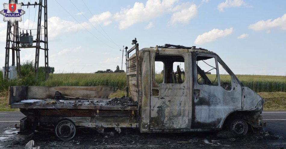 zdjęcie: Pożar Fiata na drodze w Wielączy / fot. KMP Zamość