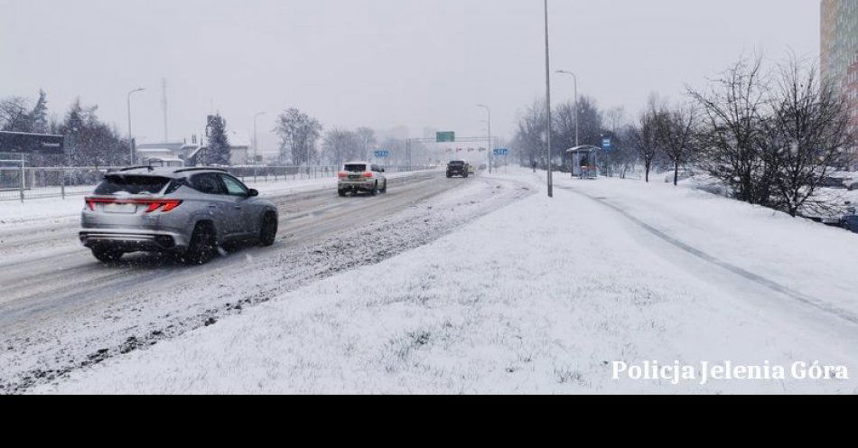 zdjęcie: Zadbajmy o odśnieżenie auta / fot. KMP w Jeleniej Górze