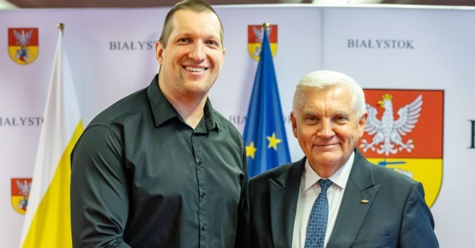 zdjęcie: Wojciech Nowicki patronem stadionu / fot. nadesłane