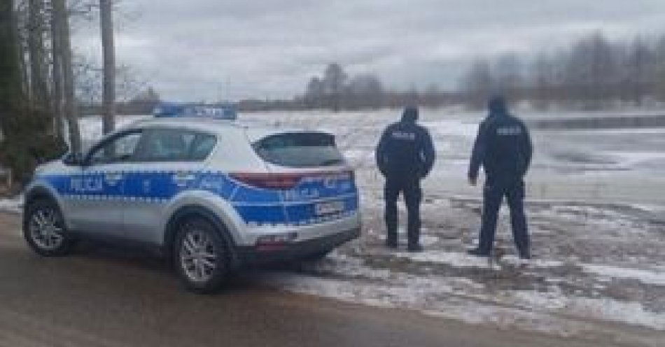 zdjęcie: Małkińscy policjanci w tym dzielnicowi nadal monitorują tereny zagrożone zalaniem przez rzekę Bug / fot. KPP w Ostrowi Mazowieckiej