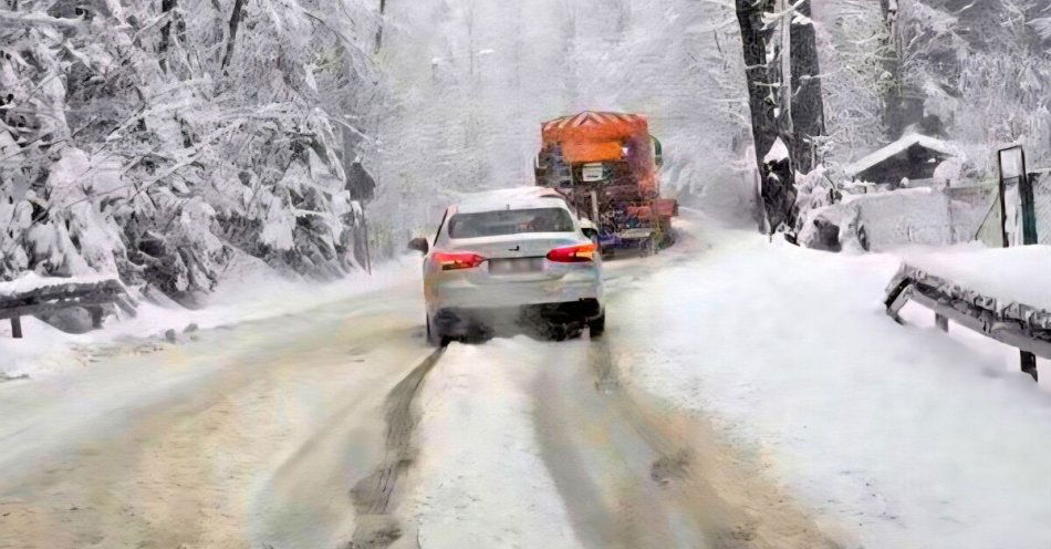 zdjęcie: Śnieg utrudnia ruch pod Tatrami Kierowcy bez zimówek mają kłopoty / fot. KMP w Zakopanem