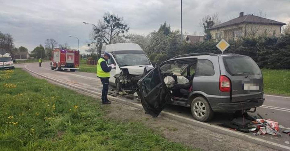 zdjęcie: Czołowe zderzenie aut, dwie osoby nie żyją / fot. KPP Lublin