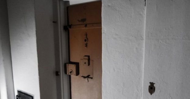 Żona uniewinniona od zarzutu zabójstwa męża; wyszła z aresztu