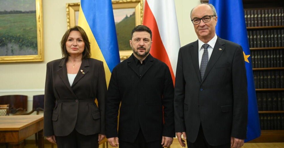zdjęcie: Marszałek Czarzasty i prezydent Ukrainy upamiętnili posłów poległych podczas II wojny światowej / Warszawa, 19.12.2025. Prezydent Ukrainy Wołodymyr Zełenski (C), marszałek Sejmu Włodzimierz Czarzasty (P) i wicemarszałkini Sejmu Monika Wielichowska (L) podczas spotkania w Sejmie, 19 bm. Prezydent Zełenski kontynuuje jednodniową wizytę w Polsce. (obm/mgut) PAP/Marcin Obara