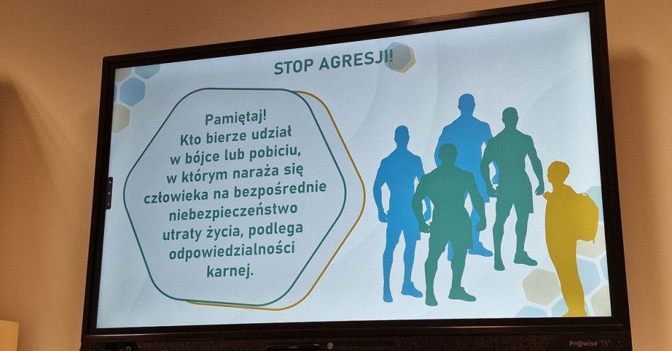 zdjęcie: Kibicuj z klasą. Policjantka uczy dzieci kulturalnego dopingu / fot. KMP w Krakowie
