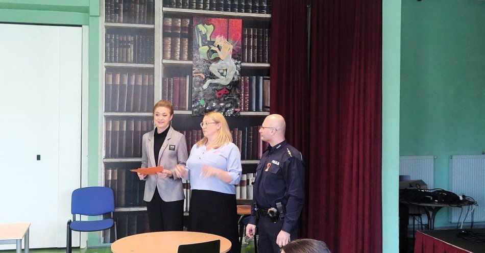 zdjęcie: Uczniowie III LO w Tychach w quizie przeciw przemocy / fot. KMP w Tychach