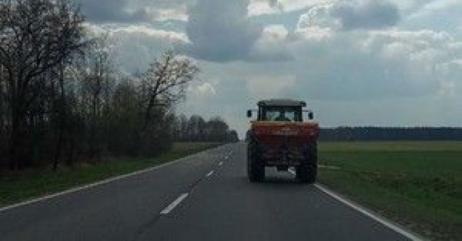 zdjęcie: Maszyny rolnicze na drogach w związku z wiosennymi pracami na polach / fot. KPP w Ostrowi Mazowieckiej