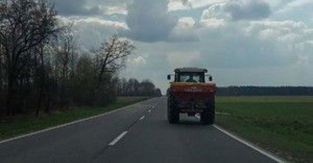 Maszyny rolnicze na drogach w związku z wiosennymi pracami na polach