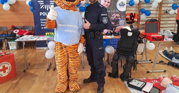 Policja promowała służbę podczas jubileuszu LO w Nowej Soli