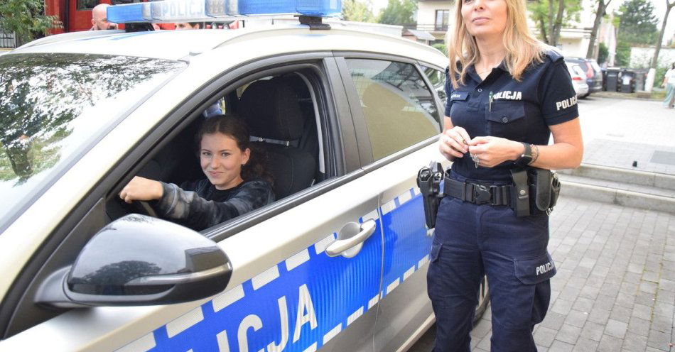 zdjęcie: Festyn w Parku Sokoła: policjanci uczą dzieci bezpieczeństwa / fot. KPP w Dębicy fot. G.K.