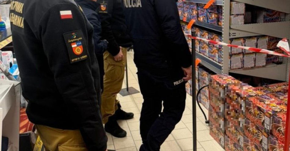 zdjęcie: Kontrole punktów z fajerwerkami przed Sylwestrem w Końskich / fot. KPP Końskie Kontrole stoisk z fajerwerkami