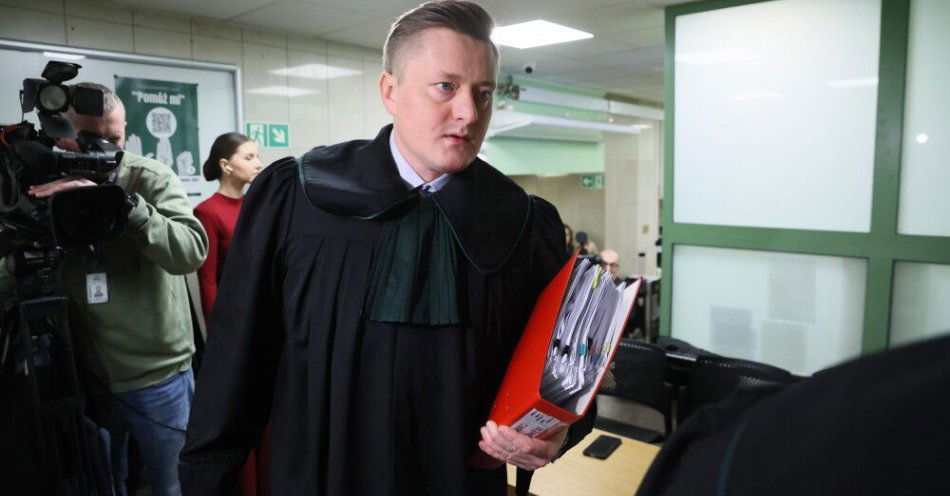 zdjęcie: Sąd Rejonowy dla Warszawy-Mokotowa rozpoczął posiedzenie ws. aresztu dla Ziobry / Warszawa, 22.12.2025. Obrońca Zbigniewa Ziobry Bartosz Lewandowski przed posiedzeniem aresztowym w Sądzie Rejonowym dla Warszawy-Mokotowa, 22 bm. Podczas posiedzenia sąd zdecyduje, czy uwzględnić wniosek prokuratury o tymczasowe aresztowanie Zbigniewa Ziobry. Prokuratura chce postawić Ziobrze łącznie 26 zarzutów w śledztwie dotyczącym nieprawidłowości w Funduszu Sprawiedliwości. (aldg) PAP/Leszek Szymański