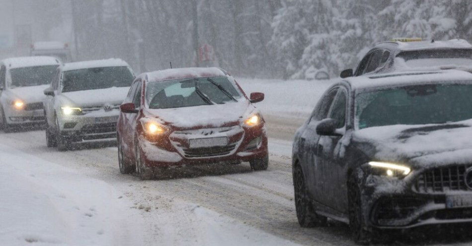 zdjęcie: Sylwester w Zakopanem: zamknięte ulice, korki i trudne warunki spowodowane przez śnieżycę / Zakopane, 31.12.2025. Intensywne opady śniegu w Zakopanem, 31 bm. Na drogach panują trudne warunki. (ad) PAP/Grzegorz Momot