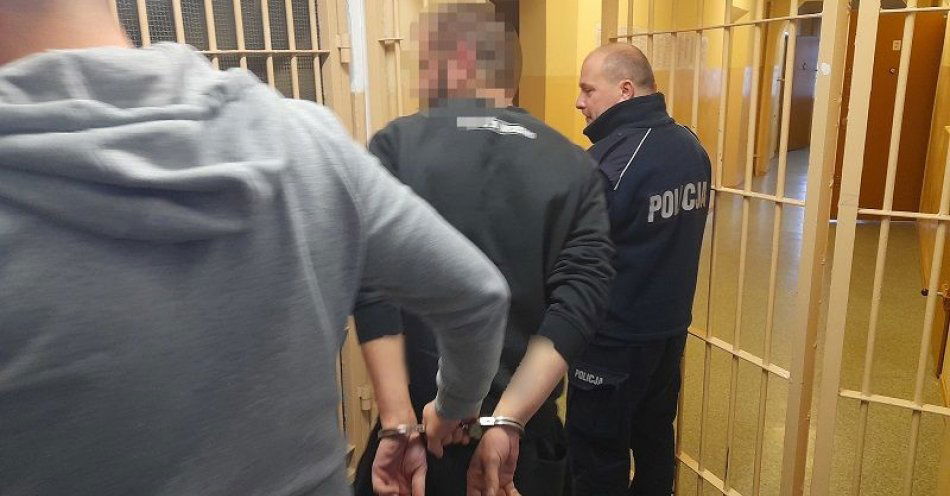 zdjęcie: Leżał na tylnej kanapie samochodu. Policjanci postanowili sprawdzić czy nie potrzebuje pomocy / fot. KPP w Lęborku