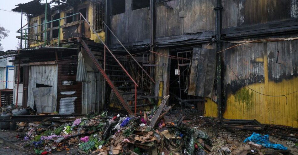 zdjęcie: Warszawa:,ężczyzna podejrzany o podpalenie kontenerów przy Bakalarskiej usłyszał zarzut uszkodzenia mienia / Warszawa, 27.12.2025. Zniszczenia po nocnym pożarze na targowisku na Bakalarskiej w Warszawie, 27 bm. W nocy z 26 na 27 bm. doszło do pożaru kontenerów usługowych na terenie targowiska przy ul. Bakalarskiej 2. Nikt nie został poszkodowany. (mr) PAP/Paweł Supernak